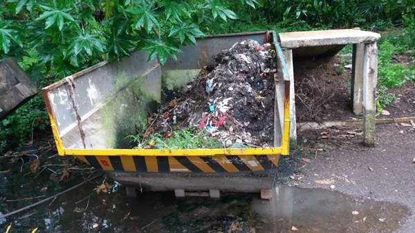 Contêiner com lixo retirado da rede coletora de esgoto durante ações de limpeza